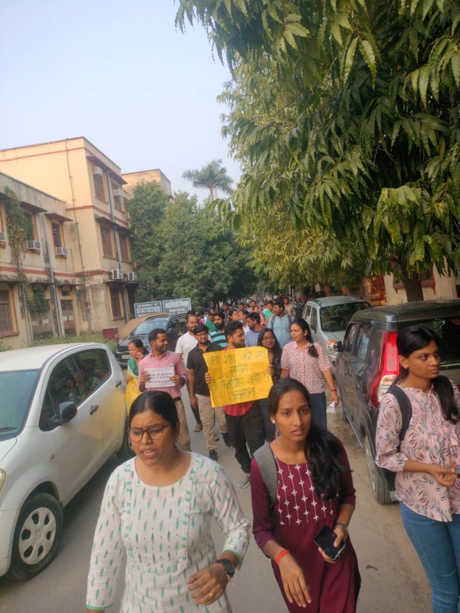 ainrsc's tweet photo. #VC_बेवफा_है से व्यथित
#NonNetFellowshipHike के लिए छात्रों की समर्थन रैली में पुर्व कुलपति (जे० पी० यु०) प्रो. हरिकेश सिंह ने 'महामना शोध कोर्स' से अपनी सहयोग की भावना व्यक्त की।
क्या प्रशासन व सरकार इनसे भी गरीब है @VCofficeBHU @PMOIndia @INCIndia @RLDparty @ANI https://t.co/IYuBtRYppM