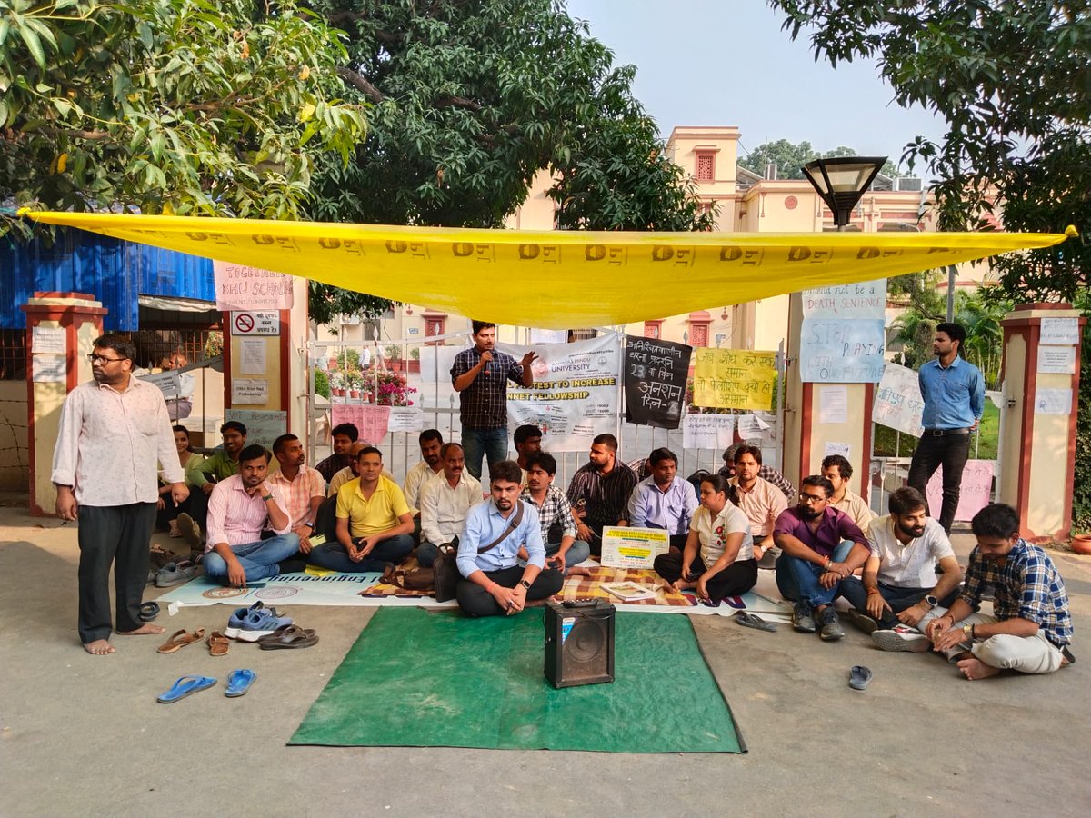 ainrsc's tweet photo. #VC_बेवफा_है से व्यथित
#NonNetFellowshipHike के लिए छात्रों की समर्थन रैली में पुर्व कुलपति (जे० पी० यु०) प्रो. हरिकेश सिंह ने 'महामना शोध कोर्स' से अपनी सहयोग की भावना व्यक्त की।
क्या प्रशासन व सरकार इनसे भी गरीब है @VCofficeBHU @PMOIndia @INCIndia @RLDparty @ANI https://t.co/IYuBtRYppM