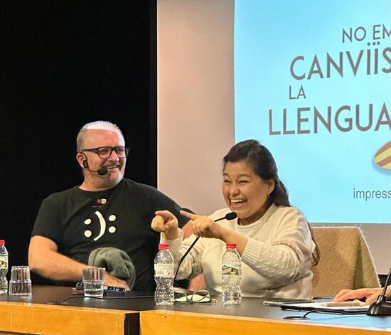 CNLGirona's tweet photo. A #Lloret vam tancar la campanya "21 dies. D'entrada, en català" amb una xerrada del grup "No em canviïs la llengua". Van reflexionar sobre l'ús de la llengua catalana amb diversos testimonis, alumnes de català. 
Escolteu-los: https://t.co/tI2CdBPzS5
#21dies #ProvemHoEnCatalà https://t.co/zlNmwJ23Pc