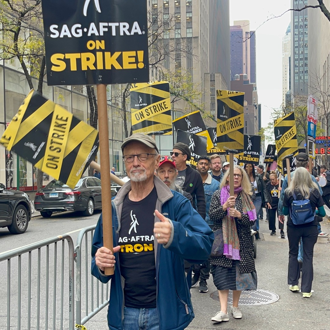 🎬🔥Rise and shine, performers! We're fighting to secure our future in the age of AI, demanding a fair contract that protects us and guarantees a living wage. Join us on the picket line or at an event near you. More info at sagaftrastrike.org. 💪 #SagAftraStrong