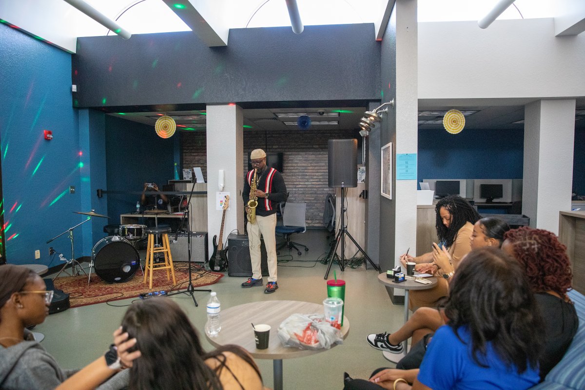 IRSCTheRiver's tweet image. We had a blast at the Tiny Desk Showcase on Tuesday, one of the activities for First Generation Celebration Week. Join us at 12 p.m. TODAY (November 8) at the Pavilion on Massey Campus for some obstacle course-inspired fun!

irsc.edu/calendar/index… #FirstGenProud