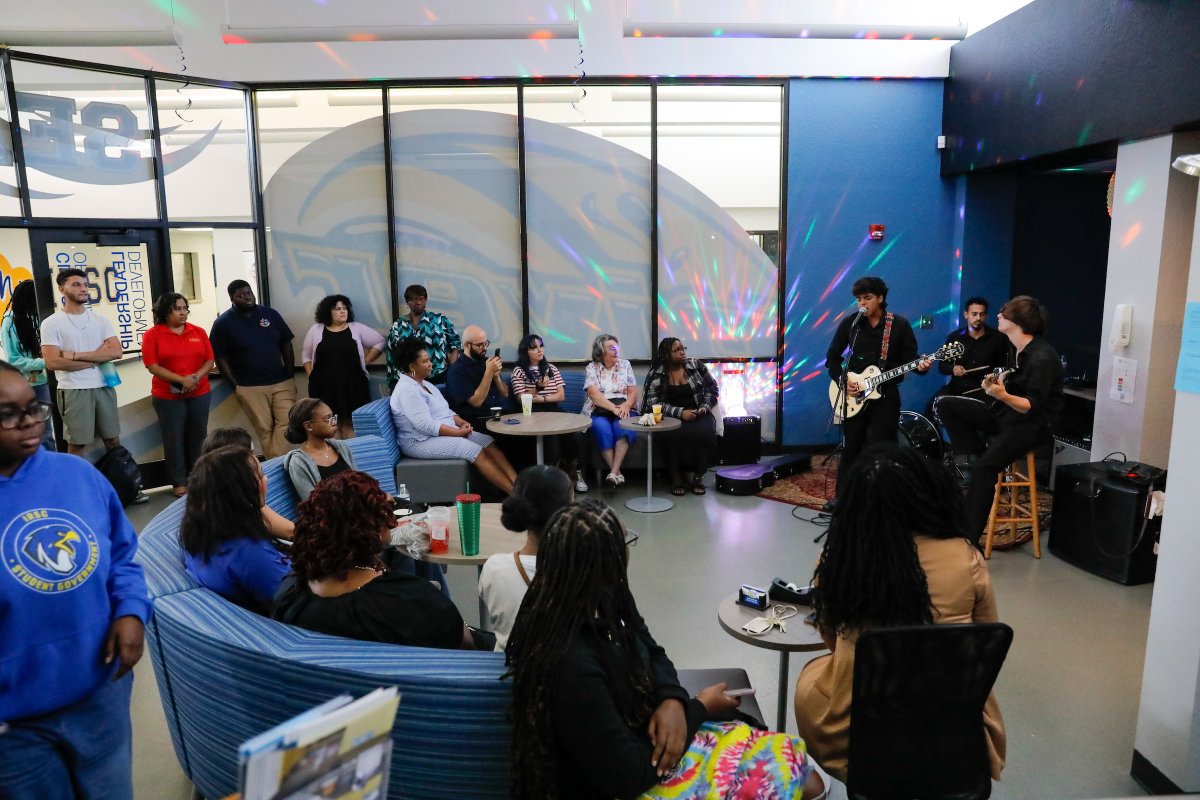 IRSCTheRiver's tweet image. We had a blast at the Tiny Desk Showcase on Tuesday, one of the activities for First Generation Celebration Week. Join us at 12 p.m. TODAY (November 8) at the Pavilion on Massey Campus for some obstacle course-inspired fun!

irsc.edu/calendar/index… #FirstGenProud