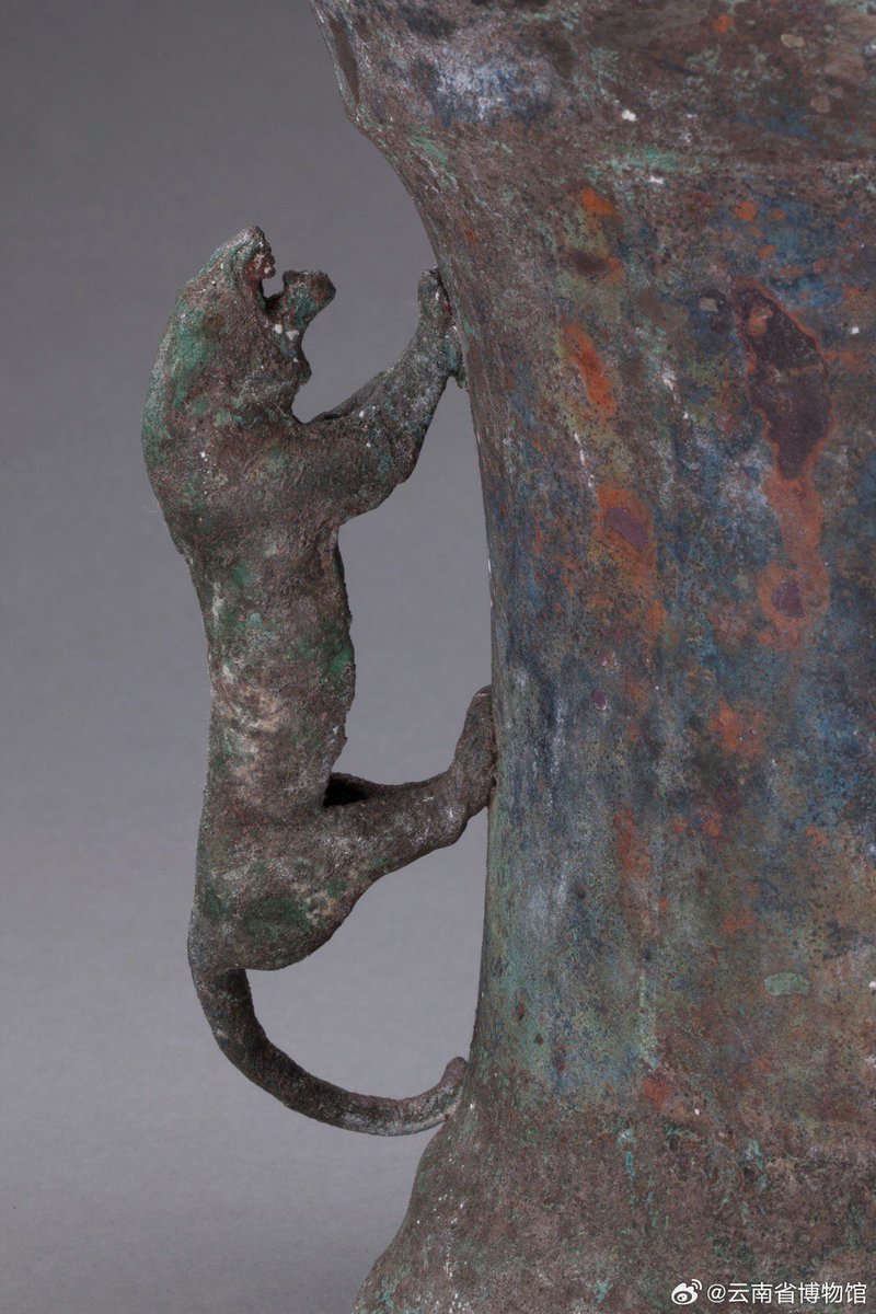 NewEraChina2022's tweet photo. This ancient Dian Kingdom bronze #receptacle was used to store cowrie shells. A tiger-shaped ear decorates each side of its waist. On its lid, four robust-looking oxen run counter-clockwise around a gilded rider on a horse. Collection: #Yunnan Provincial Museum.
#NewEraChina https://t.co/WlxmF3JivE