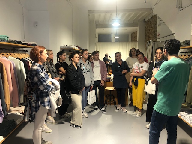 Nuestro  1º y 2º curso del CFGS de Modelismo y el Grado de Diseño de Moda han visitado la tienda de tejidos de Julián López de Alicante y la tienda de la marca alicantina de ropa sostenible <a href="/Trendsplant/">Trendsplant Clothing</a> 

¡Muchas gracias por vuestro tiempo, atención y 
amabilidad