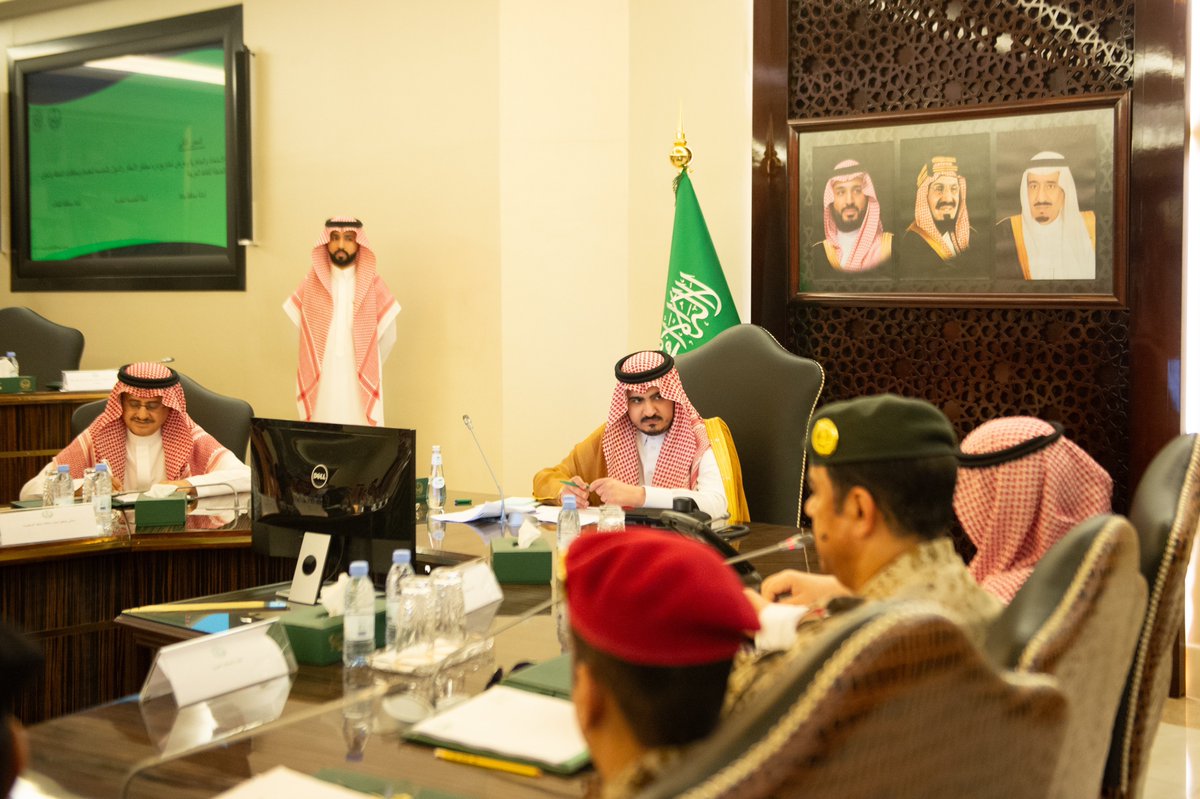 makkahregion's tweet photo. نائب أمير منطقة مكة
الأمير #بدر_بن_سلطان
يرأس اجتماع لجنه الدفاع المدني الرئيسية بالمنطقة 
..اطلّع سموه على الخطة العامة لتنفيذ أعمال اللجنة والتي تشمل أدوار ومسؤليات الجهات ذات العلاقة وتعزيز العمل التكاملي بينها، كما ناقشت اللجنة عددًا من الموضوعات المدرجة على جدول الأعمال واتخذت حيالها التوصيات اللازمة