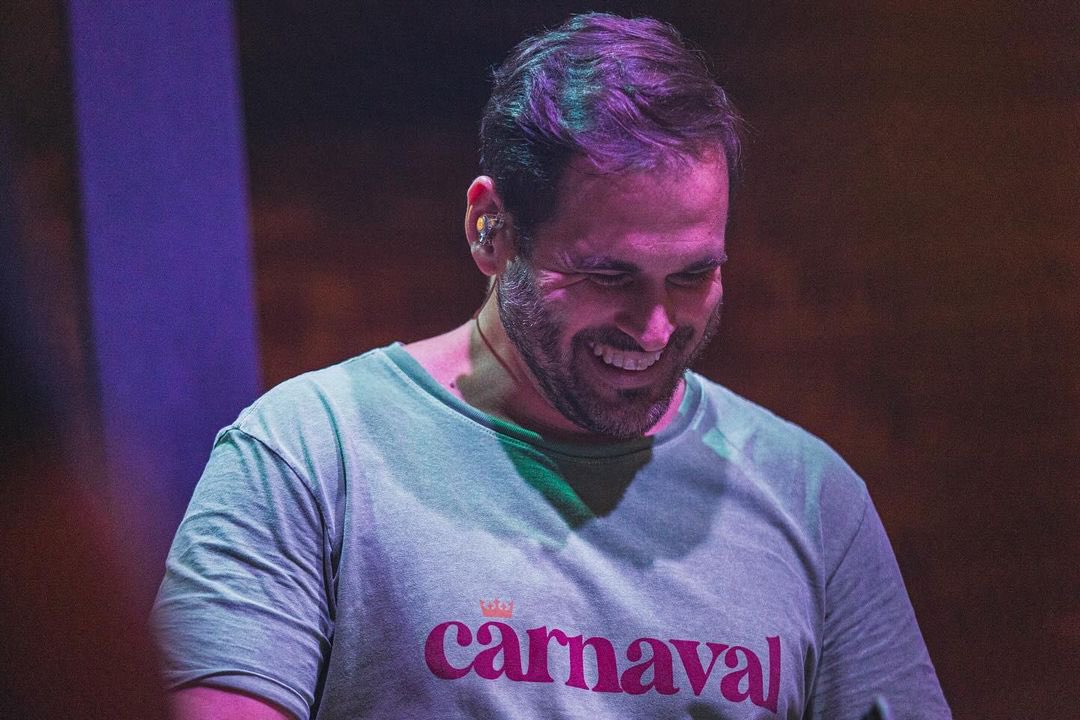 portalvouzuar's tweet photo. 📸 | Vitor Naegele por Felipe Paiva no show do dia 05 de novembro, no Antonella Bar &amp; Lounge, Lapa/RJ.

*reprodução feed @/vitorvz https://t.co/pexpxOY2nS