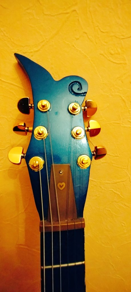 ayumour's tweet photo. 大改造シリーズで最高傑作は、このクラウドギターだろうなぁ。元はES150PRIIをクラウド化。トレモロキャビティを埋め、ヘッド延長、ナット交換、裏蓋もミラー仕様に。とにかく、青いプリンスのクラウドギターが欲しかったのだ。
#Cloudguitar #prince #スギゾーモデル #ギター大改造 https://t.co/zmBPfca9Be