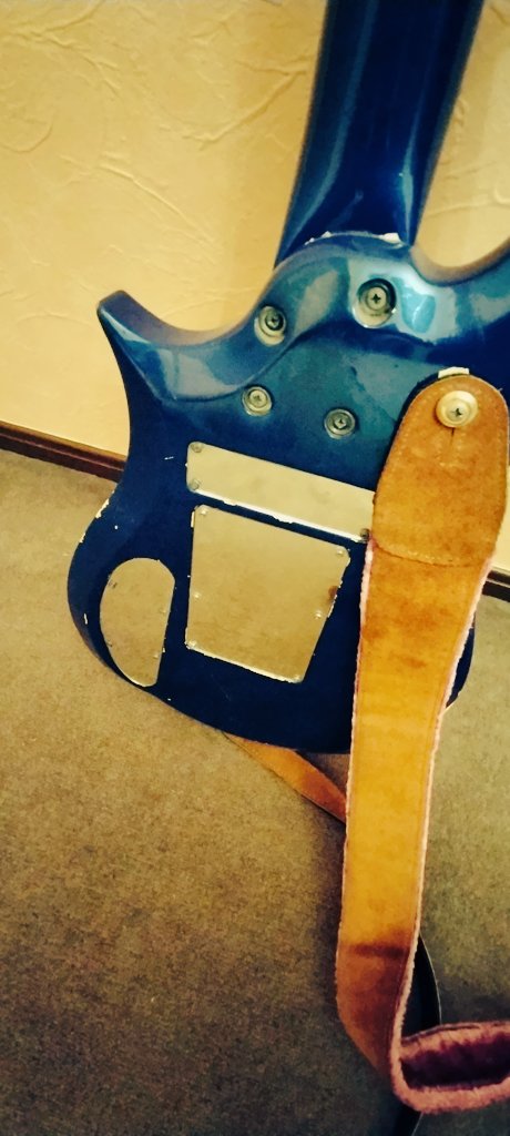 ayumour's tweet photo. 大改造シリーズで最高傑作は、このクラウドギターだろうなぁ。元はES150PRIIをクラウド化。トレモロキャビティを埋め、ヘッド延長、ナット交換、裏蓋もミラー仕様に。とにかく、青いプリンスのクラウドギターが欲しかったのだ。
#Cloudguitar #prince #スギゾーモデル #ギター大改造 https://t.co/zmBPfca9Be