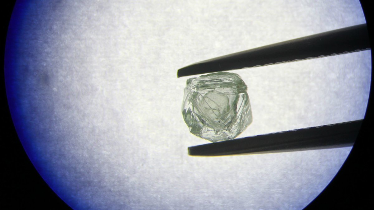 OpexNews's tweet image. 🇪🇺🇷🇺 L’UE veut s’attaquer à l’épineuse question des diamants russes qui représentent près de 4,5Mds€ de recettes d’exportation chaque année.

Le géant russe #Alrosa, premier producteur mondial de diamants, pèse à lui seul près d’un tiers du commerce des pierres brutes. Une…