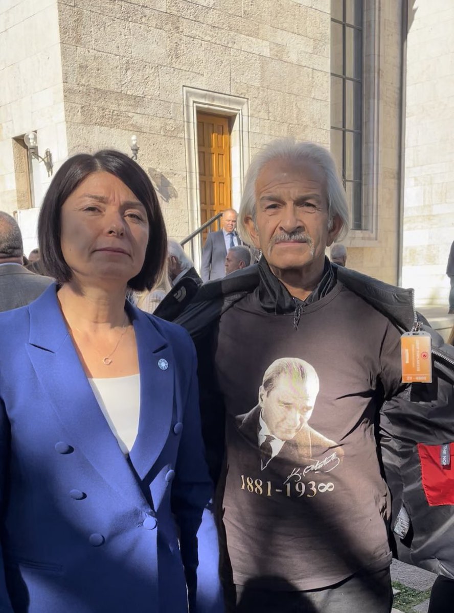 İyi Partili Sayın Yusuf Lengeranlı’ya  bugün İyi parti grup toplantısına yani  Türkiye Büyük Millet Meclisine  girerken, 10 Kasım haftası münasebetiyle üzerine giydiği Atatürk resimli tişört için,
“ ya tişörtü çıkar ya da montunun önünü kapat,aksi taktirde giremezsin” denilerek