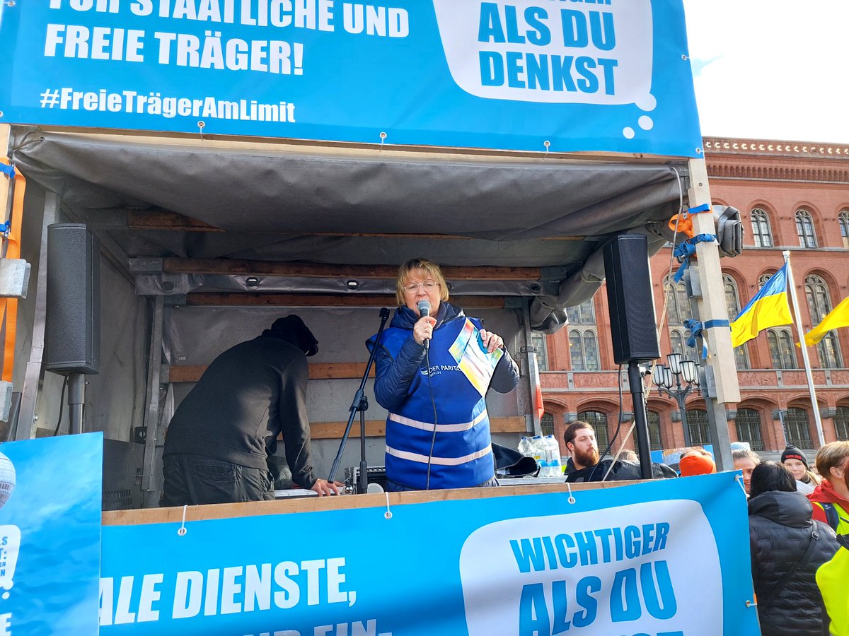 Wir fordern eine faire Bezahlung der Menschen, die wichtige soziale Arbeit leisten und die Gesellschaft zusammenhalten! Wir fordern eine anständige Refinanzierung der Leistungen freier Träger! <a href="/GaSchlimper/">Gabriele Schlimper</a> #freieTrägeramLimit #wichtigeralsdudenkst