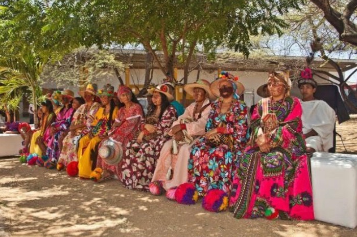 Los wayúu, también conocidos como los Guajiros, con 270.000 personas,  se encuentran asentados mayormente en la península Guajira del Zulia. 

Representan a la Comunidad Originaria más grande de #Venezuela.
#PueblosIndigenas #pueblosindigenas