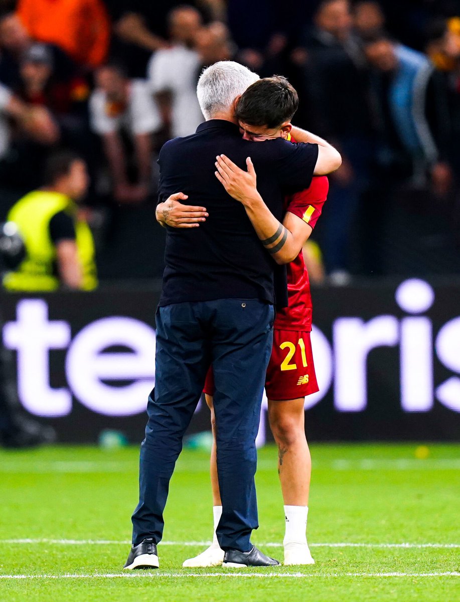 ActuFoot_'s tweet photo. L’anecdote de Paulo Dybala sur l’après-victoire en finale de Coupe du monde 2022 :

« Quand le match contre la France s'est terminé, j’ai pris mon téléphone pour parler à ma famille et 𝗷’𝗮𝗶 𝘃𝘂 𝟱 𝗮𝗽𝗽𝗲𝗹𝘀 𝗺𝗮𝗻𝗾𝘂𝗲́𝘀 𝗱𝗲 𝗠𝗼𝘂𝗿𝗶𝗻𝗵𝗼. Je pense que je l'ai appelé avant d'appeler ma mère.

Il était très heureux parce qu'il aime les Argentins. Il me dit toujours des choses merveilleuses sur Di María et Messi aussi, il les aime beaucoup. »

🎙️ @gastonedul