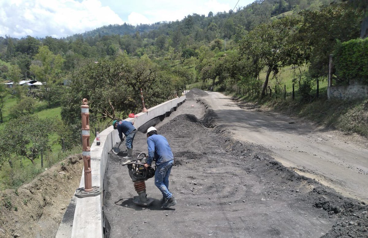 CundinamarcaGob's tweet photo. #FelizMiércoles☀️| Con @ICCUGOB en la troncal del Guavio seguimos mejorando la vía Guasca - Gachetá - Ubalá - Gachalá, con actividades de relleno estructural, fundida de vigas y pantallas para muros de contención en construcción. #Plan500 https://t.co/1OBHrDnLDt