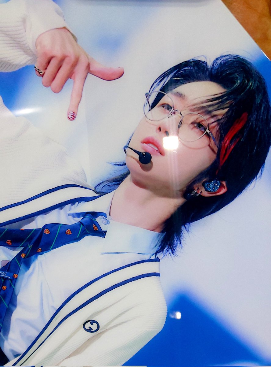 그리고 방문할때마다 행운이 찾아오다..
첫날 럭드 포스터 받았는데 책갈피!와 웨이브묭 슬로건!!까지 나와서 축하해주셨음
책갈피 녹음 한 폭을 그대로 떼어낸것같고
정말 예쁘지 않나요...🫠
막날엔 액자이벤트 당첨까지.
작년에 못왔던 한이 사르르 다 풀림

#녹음이_우거진_겨울의_큰나무