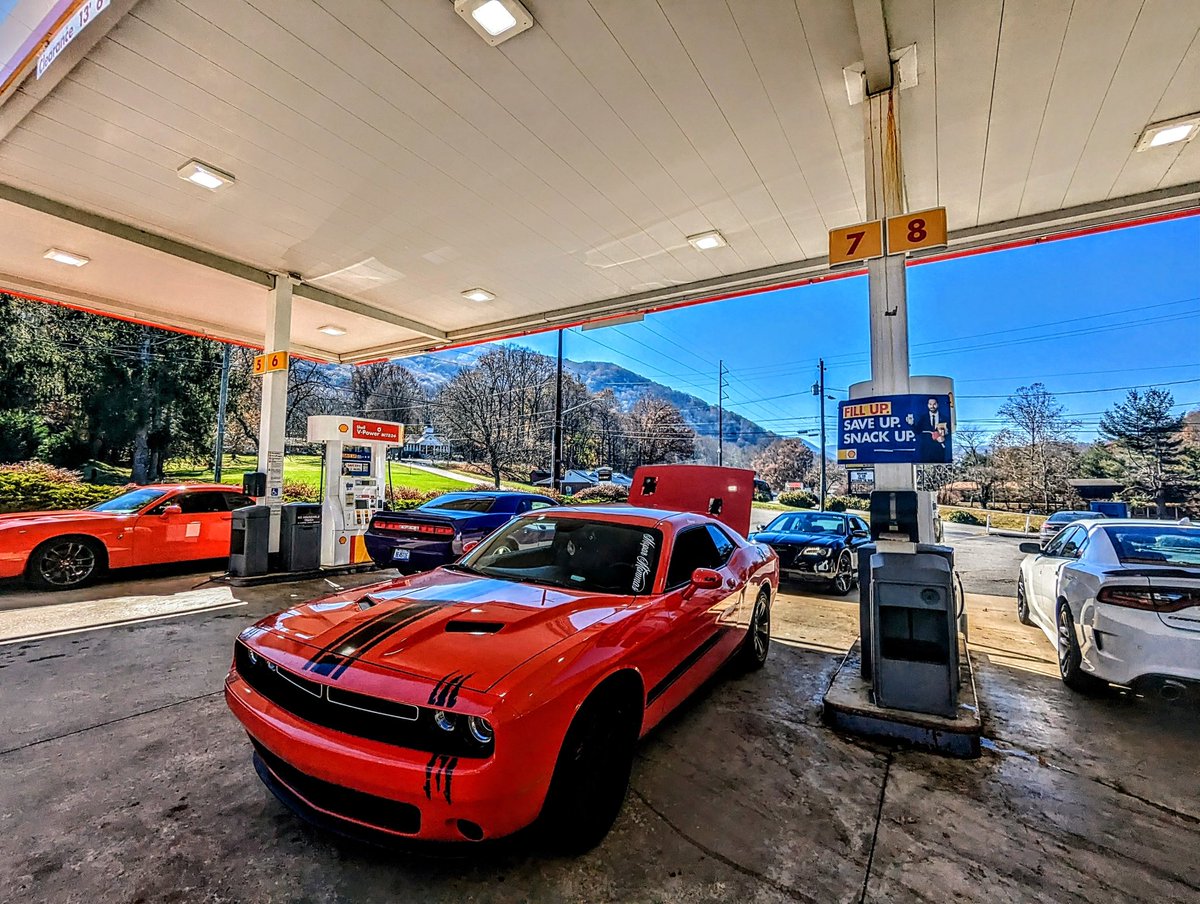 Daisylove1322's tweet photo. @RTMomentPhotos This color worked out perfectly for the shoot I did last weekend with my Mopar Mommas group here in the valley! Even wore my red Super Bee shirt..lol
#PhotoOfThePhotographer โค๏ธ
#MatchThisColor #redphotography https://t.co/Tyu21NpaKU