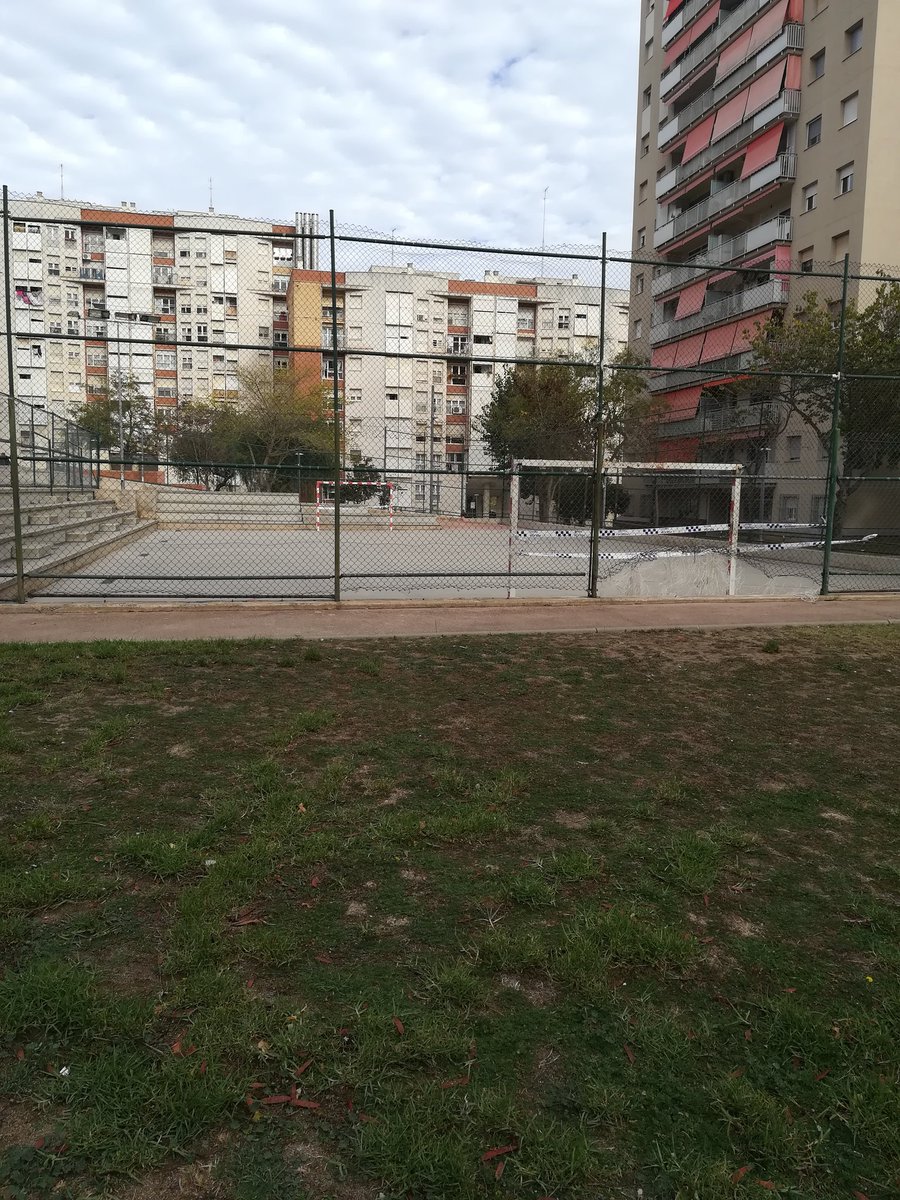 Las porterías ansido retiradas por peligro de que se caigan estaban podridas por bajo el ayuntamiento. Aebitado el peligro