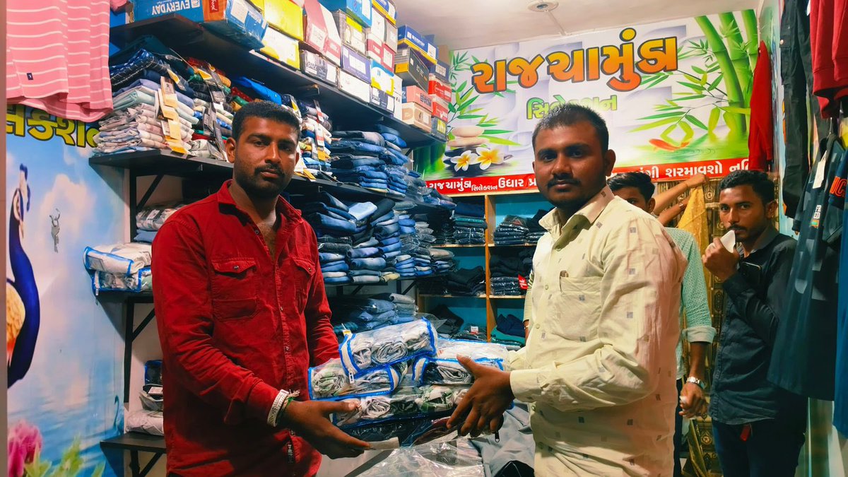 svgrybguj's tweet photo. વસ્ત્રદાન કરી સમાજ સેવાનું એક ઉત્તમ ઉદાહરણ પૂરું પાડવા સ્વામી વિવેકાનંદ ગુજરાત રાજ્ય યુવા બોર્ડ દ્વારા ચાલી રહેલા #Vastradan2023 અભિયાનમાં સુરતના મેયર શ્રી દક્ષેશભાઈ માવાણી સહ��ાગી થયા. https://t.co/ii2VOIPM7H