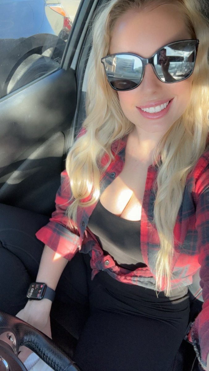 marieheadlines's tweet photo. Happy Humpday! 😜 

#Wednesday #morning #GoodMorningEveryone #onlyfansbabe #onlyfans #SubscribeNow #sellingcontent #flannel #Fall #of https://t.co/fjBs7TKtn7