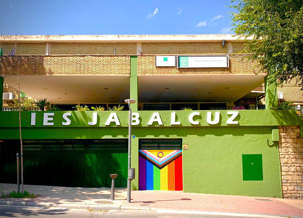 HoraJaen's tweet photo. #JAÉN | El IES Jabalcúz de Jaén realizará mañana Jueves, día 9 a las 10:00 horas de la mañana, una concentración y un minuto de silencio del alumnado y el profesorado con el objetivo de reivindicar la paz y el cese de muertes en los distintos conflictos bélicos que asolan el planeta.
Dicha concentración será en la puerta del IES, calle Santa María del Valle y durante la misma, alumnos del centro interpretarán el himno de la #PAZ con diferentes instrumentos.
Desde el centro se invita a todos los Jiennenses que lo deseen, asistir y apoyar con su presencia dicho acto reivindicativo.

#IESJabalcúz #PorLaPaz #munutodesilencio #alumnado #profesorado