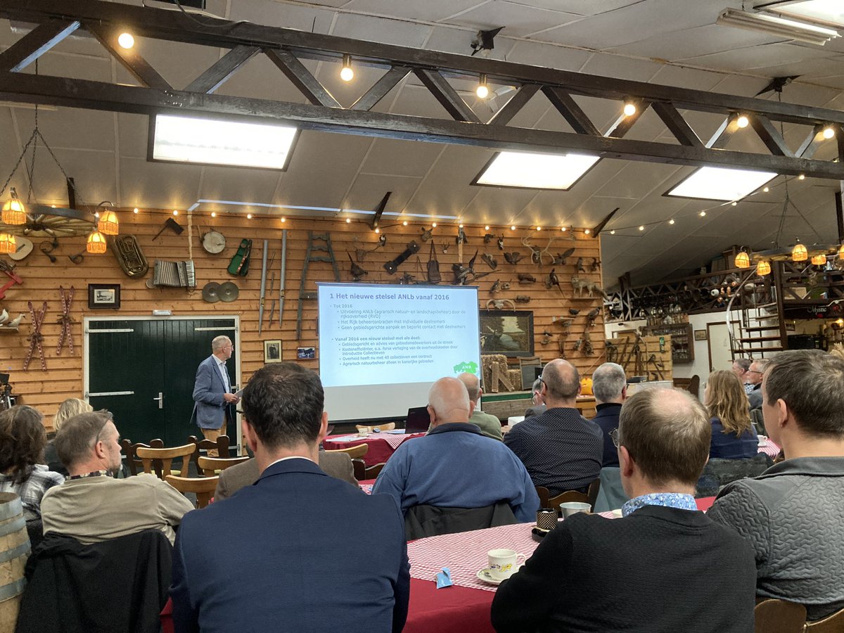 Bijeenkomst van ANB West-Brabant. Wat doet het collectief, hoe ziet de toekomst eruit en (mijn stukje) wat zijn de behaalde resultaten van het agrarisch natuurbeheer in West Brabant? Een mooie opkomst van aandachtig luisterend publiek.