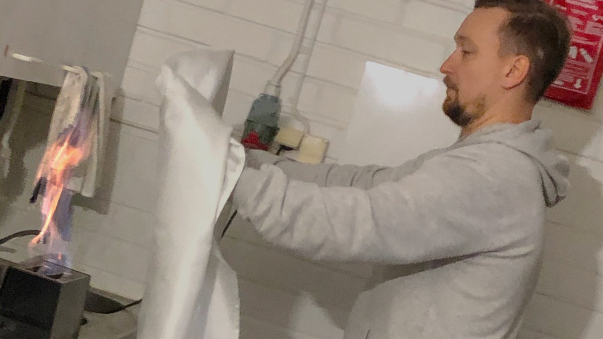 SPEK (@spek_ry) on Twitter photo Osaisitko sammuttaa palavan leivänpaahtimen sammutuspeitteellä? 🔥 SPEK on tänään kuvaamassa Stora Enson Imatran tehtailla turvallisuuskoulutuksia varten. 🔥
Kuvauksia turvaavat alueen palokunnat ja <a href="/EKpelastus/">Etelä-Karjalan pelastuslaitos</a> pelastajia.
Yhteistyössä <a href="/SPPL_ry/">Palopäällystöliitto</a>, <a href="/storaensosuomi/">Stora Enso Suomi</a>, <a href="/Lahi_Tapiola/">LähiTapiola</a> Osaisitko sammuttaa palavan leivänpaahtimen sammutuspeitteellä? 🔥 SPEK on tänään kuvaamassa Stora Enson Imatran tehtailla turvallisuuskoulutuksia varten. 🔥
Kuvauksia turvaavat alueen palokunnat ja <a href="/EKpelastus/">Etelä-Karjalan pelastuslaitos</a> pelastajia.
Yhteistyössä <a href="/SPPL_ry/">Palopäällystöliitto</a>, <a href="/storaensosuomi/">Stora Enso Suomi</a>, <a href="/Lahi_Tapiola/">LähiTapiola</a>