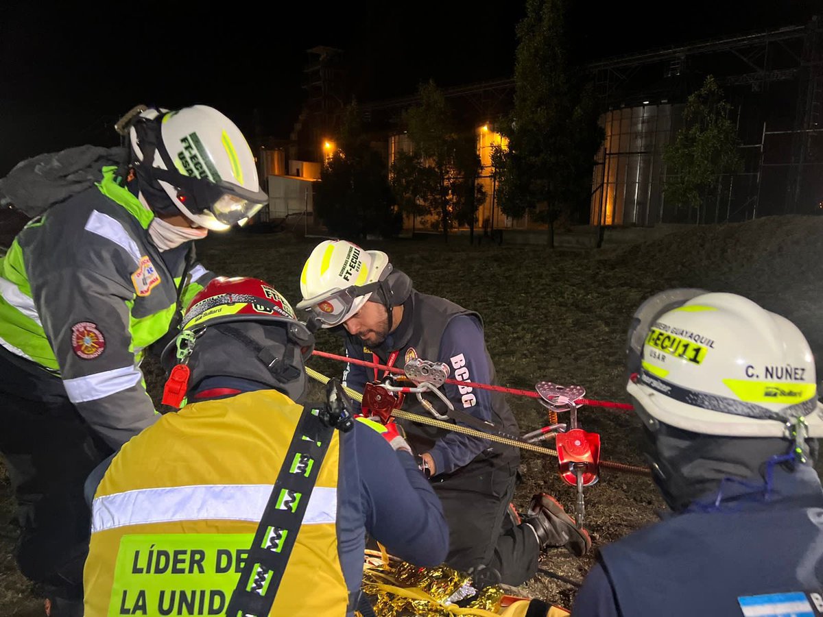 BomberosGYE's tweet photo. @Riesgos_Ec @cetorresb Como parte del Proceso de Acreditación Nacional #IRNAP, el Grupo USAR ECU-11 procedió con el rescate de una víctima de difícil acceso que se encontraba en la parte baja de un ducto de ascensor. https://t.co/JajSm1ycrv