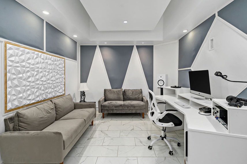 If you guys are in the Pittsburgh PA area, get in touch with @creativeloungepgh for all your session needs! #recordingstudio  #studiosetup #musicproducer #studiomonitors #acoustics #studiolifestyle #musicproduction #studiodesign #musicstudio #studiogear #masteringstudio