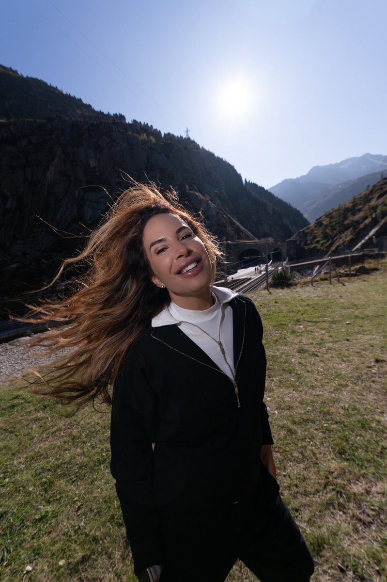 Hiking in Switzerland. The series 😝🗻🌤️
.
.
.
.
.
#timeoff #holiday #vacation #andermatt #thechedi #switzerland #beauty #travel #sunrise #songwriter #singersongwriter