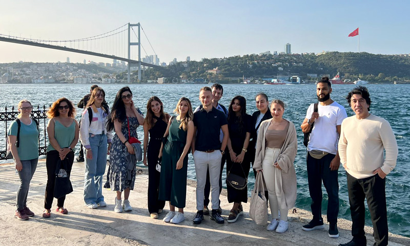 fuh_rewi's tweet photo. Elf Studierende der FernUni haben in Istanbul am Intensivkurs für türkisches Recht teilgenommen. Dort erhielten sie Einblicke in das Rechtssystem der Türkei. 👉 https://t.co/Gs71jpDP1y https://t.co/OF6GwHfurL
