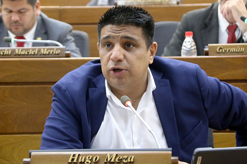 Radiocamarapy's tweet photo. #Oradores El Dip. @HugoMezaDiputad aseguró que la Cámara de Diputados aprobará la adenda de 220.000 millones de guaraníes que serán destinados al Ministerio de Educación para el escalafón, salario base de 3.600.000, jubilación y otras reivindicaciones para el sector docente. https://t.co/A3MuksHa9L