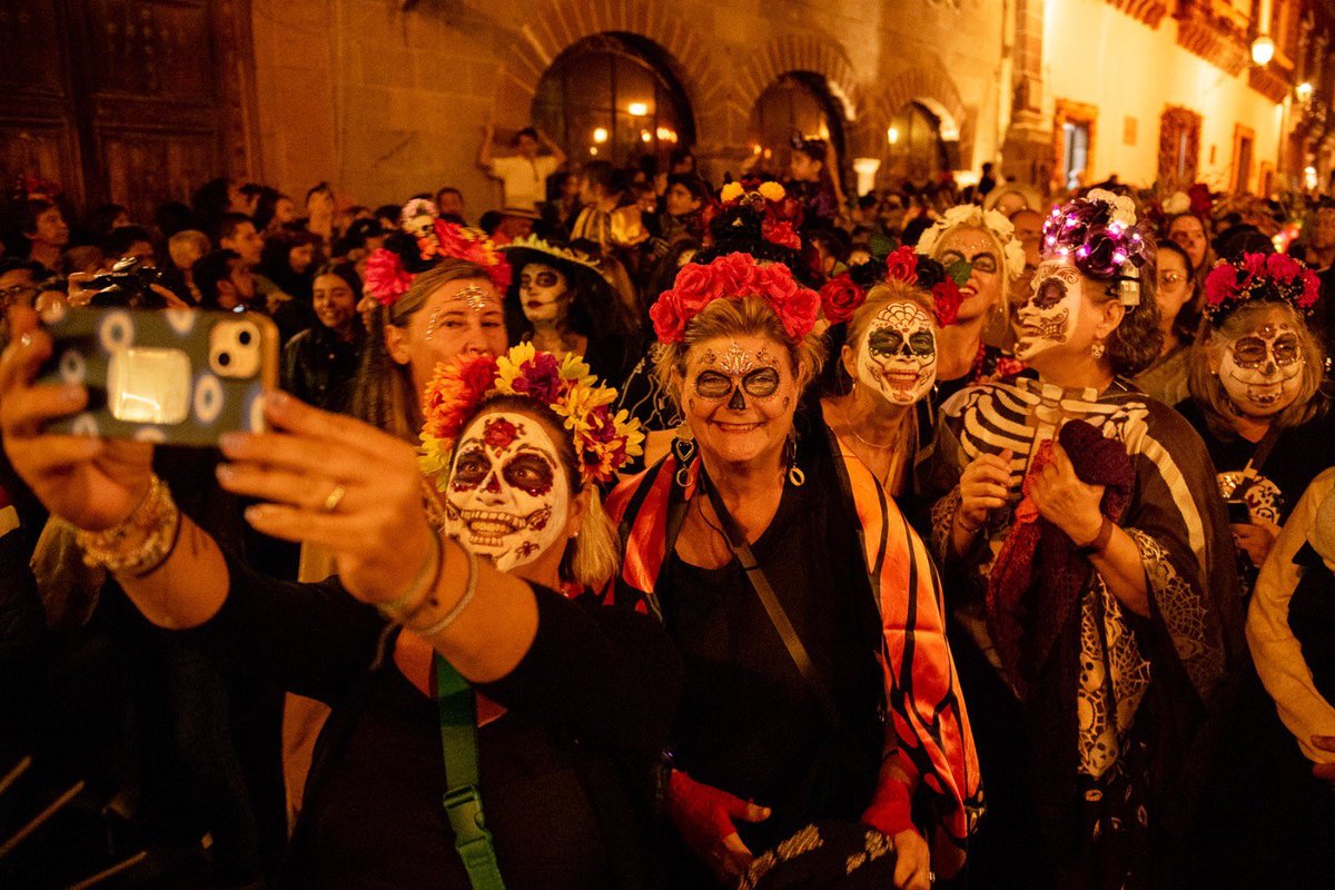 🎊🕯️ San Miguel de Allende registró un éxito durante el «Programa de Día de Muertos 2023».

Con un fin de semana lleno de eventos culturales y artísticos, #SMA (<a href="/GobMunicipalSMA/">Gobierno Municipal de San Miguel de Allende</a>) registró una ocupación hotelera superior al 90%, y una derrama de 500 millones de pesos.