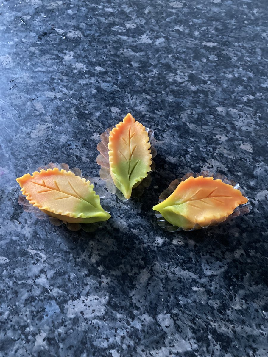 milky66's tweet photo. 今日の和菓子
紅葉
緑が強かったかなぁ〜
リクエストがあったので
わらび餅も

#和菓子  #練り切り #k紅葉 #わらび餅 #wagashi #nerikiri #kouyou #watabimochi https://t.co/oizkmvSQ8S