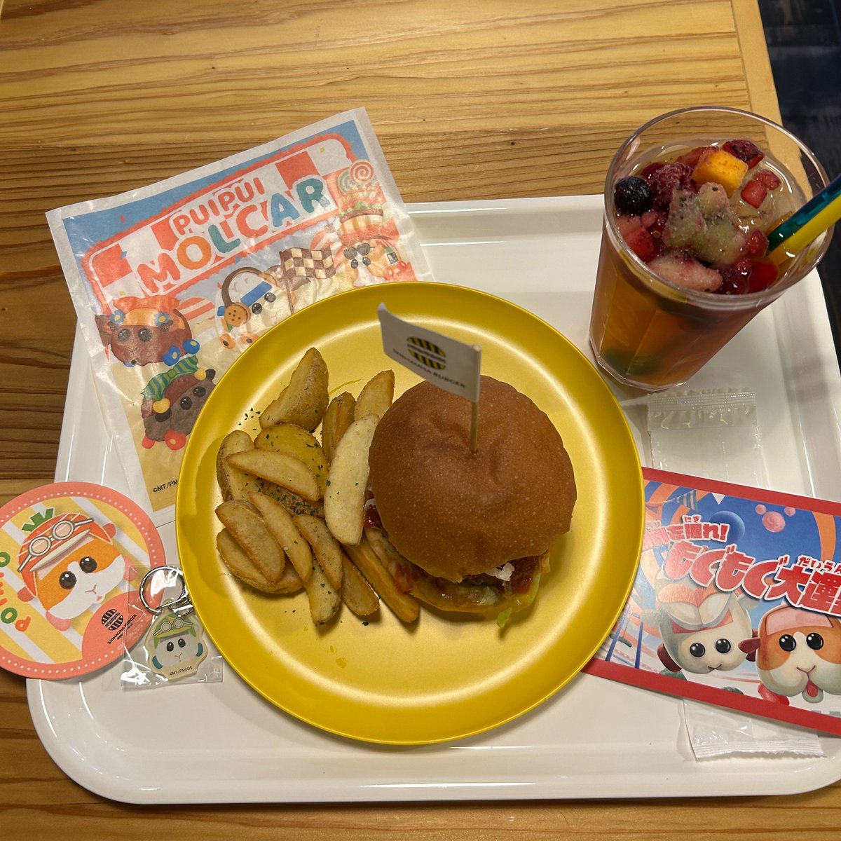 HP6OUm8YIb0Bqqe's tweet photo. 札幌のお隣、北広島にあるシマウマバーガーさんに行ってきたぷい。
肉肉しくて美味しいバーガー。タレが絶品。
ポテトもサクホク！また行こう。
#SHIMAUMA BURGER
#モルカー https://t.co/YHIin8C2sl