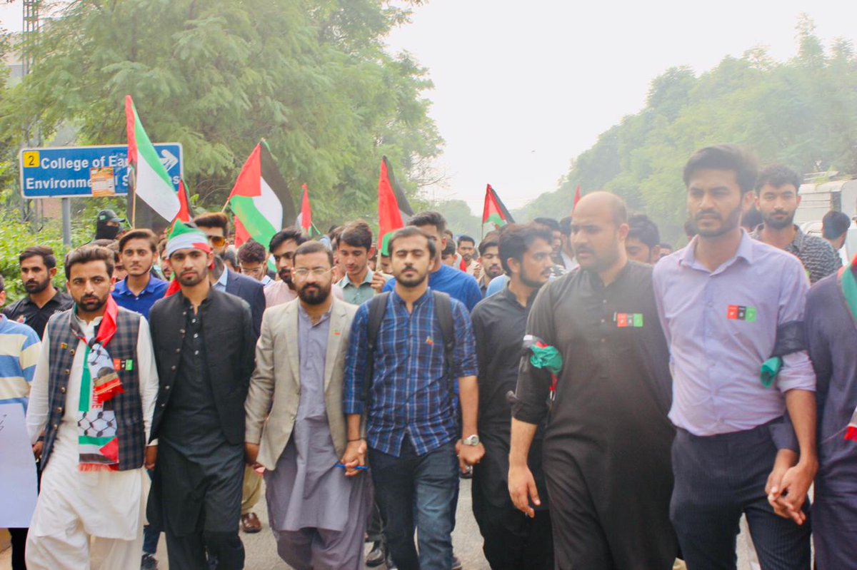 PPPPunjabSM1's tweet photo. پیپلز سٹوڈنٹس فیڈریشن پنجاب یونیورسٹی کے زیر اہتمام طلباء مارچ کا نیو کیمپس میں انعقاد کیا گیا جس میں جامعہ پنجاب کے طلباء نے فلسطین اور پیپلز پارٹی کے پرچم تھامے  اسرائیل کے مظالم کی مذمت کی  اور طلباء نے اپنے مسائل پر آواز اٹھائی 
@BBhuttoZardari 
@sibitehassan 
1/6 https://t.co/vdypAu0rhR