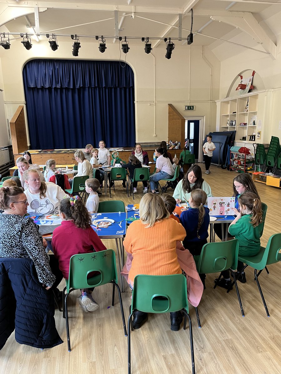 TheLLCompany's tweet photo. Cawsom ymateb gwych gan deuluoedd yn ein sesiynau Crefft i’r Teulu gydag @YsgolAcrefair Roedd hi’n hwyl creu pob math o grefftau arswydus ac rydym yn edrych ymlaen at weld y crefftau Tân Gwyllt y bydd pawb yn eu creu yr wythnos hon! https://t.co/7l1sZBtSPH