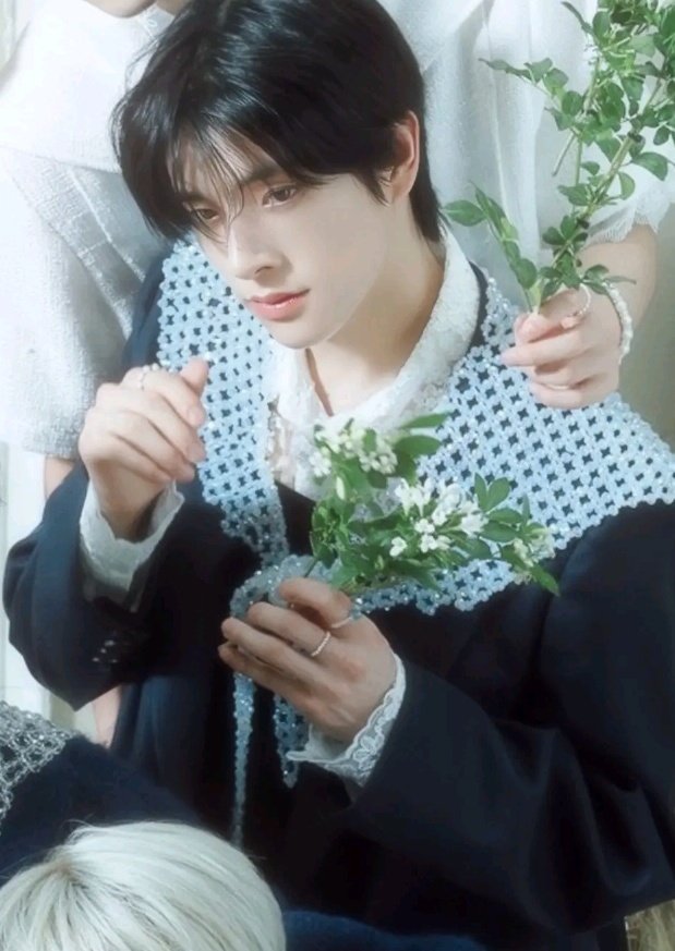 Jaeyourn's tweet photo. 🍃🕊️ Stands as a beacon of bright light in a hollow, heavenly graced with the purity of a devine blessing, like a floret plucked from the etheral realms of eden’s garden. https://t.co/0PVq5tRIvB