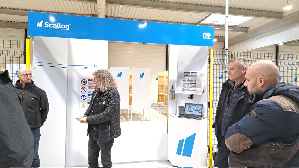 chateau_gontier's tweet photo. #Inauguration ce jour de la nouvelle plateforme #logistique du groupe #VandB, en présence des élus du Pays de #ChateauGontier, des maîtres d'œuvre & du cabinet d'architecte.
Doublement de la surface,automates... Un outil majeur au service de l'expansion économique du #territoire. https://t.co/U5EZ0ENZ8a