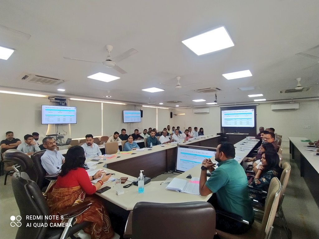 જિલ્લા પુરવઠા સમીક્ષા બેઠકમાં તમામ તાલુકાના મામલતદારશ્રીઓને N.F.S.A હેઠળ ચાલું માસમાં તમામ સસ્તાં અનાજની દુકાનોમાં વિતરણ શરૂ કરવા,દર મહિને તાલુકા દીઠ 18 વ્યાજબી ભાવની દુકાન,પેટ્રોલ પંપ અને ગોડાઉન તપાસણી કરવા સલાહકાર સમિતિની સમયસર બેઠક યોજવા સૂચનો કર્યાં.<a href="/BhikhusinhjiBjp/">Bhikhusinhji Parmar</a> <a href="/CMOGuj/">CMO Gujarat</a>