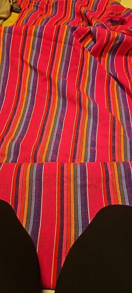 glitchan's tweet photo. Acomodando tres metros de tela cuando lo único que quiero es tu retazo. https://t.co/EhEhiMunlT
