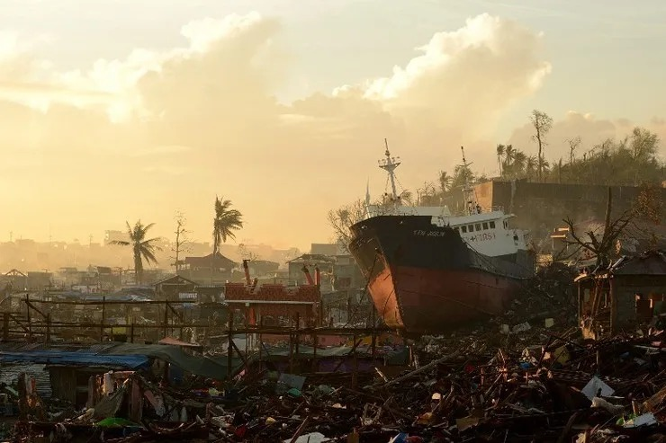 TropicsWeather's tweet photo. Ten years ago, the unthinkable happened in the Philippines.

#TyphoonYolanda #Yolanda #Haiyan https://t.co/vjVWcxdgNS