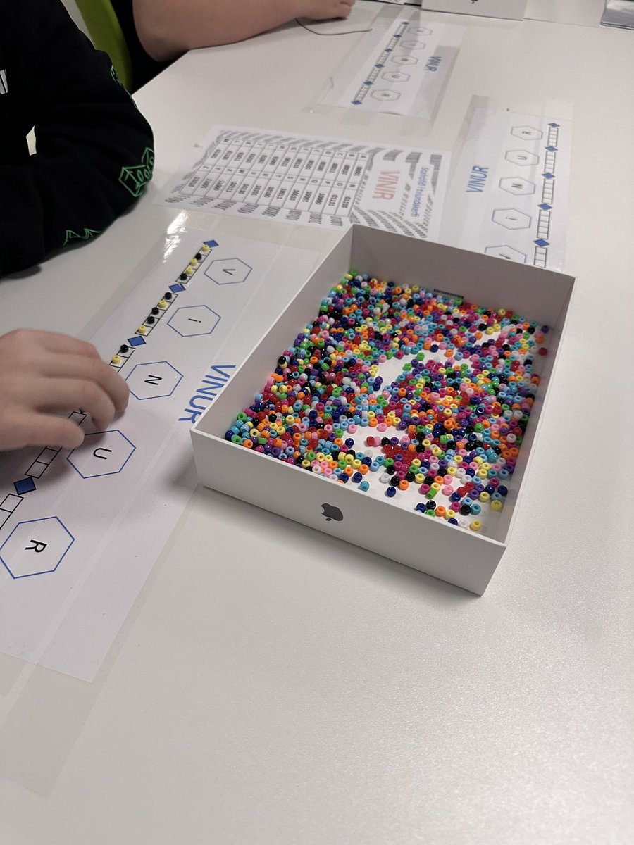 Það eru klárir krakkar í <a href="/skardshlidarsk/">Skarðshlíðarskóli</a> !!
 Á #Skarðhlíðarleikunum í dag bjuggu þau til vinabönd þar sem þau stöfuðu VINUR með tvíundakerfinu.