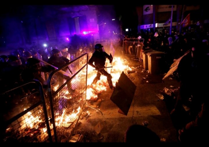 Mazzinguerzett1's tweet photo. @sanchezcastejon @PSOE ¿Ferraz? No, Barcelona gracias a los disturbios de tus socios a los que aplicarás la ley de la amnistía.

Legitimidad cero para dar lecciones. https://t.co/O1gZmUNhHI