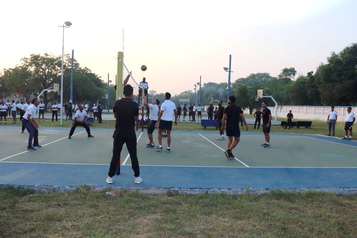 IN_Valsura's tweet photo. #HarKaamDeshKeNaam
A game of #volleyball was played @IN_Valsura between Staff & #DSC platoons to reinforce interaction and #espiritdecorps. This closely fought game put on display the best skills and sportsmanship of players from both sides.
#friendlymatches #IndianNavy https://t.co/p3JUywoYVy