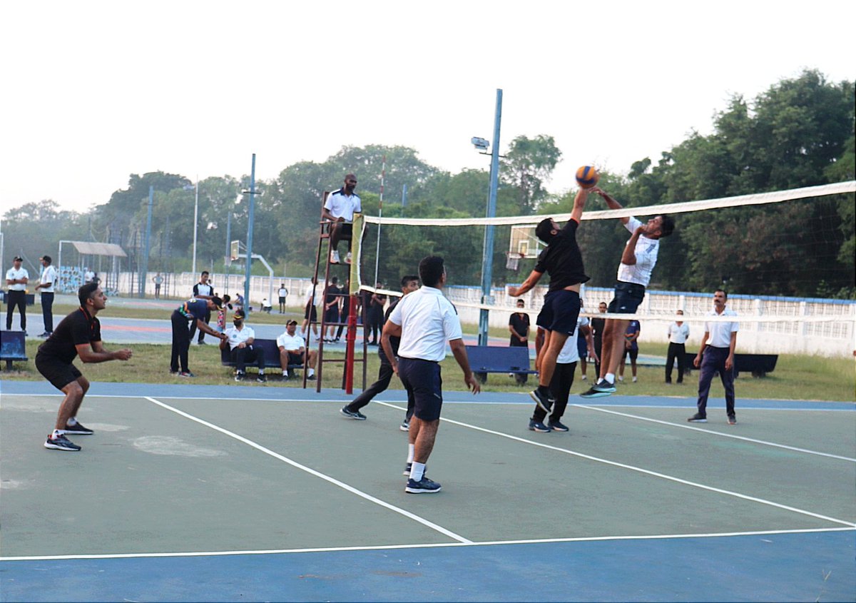 IN_Valsura's tweet photo. #HarKaamDeshKeNaam
A game of #volleyball was played @IN_Valsura between Staff & #DSC platoons to reinforce interaction and #espiritdecorps. This closely fought game put on display the best skills and sportsmanship of players from both sides.
#friendlymatches #IndianNavy https://t.co/p3JUywoYVy