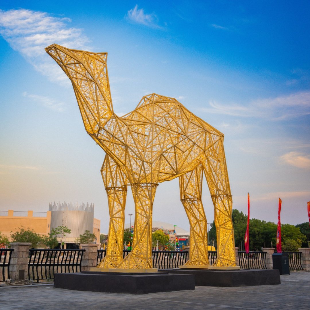 MetaCamelRacing's tweet photo. #Dubai has set a new record in the Guinness Book of Records by unveiling the largest LED illuminated #camel in the world🤩 https://t.co/RxDal9YjKS