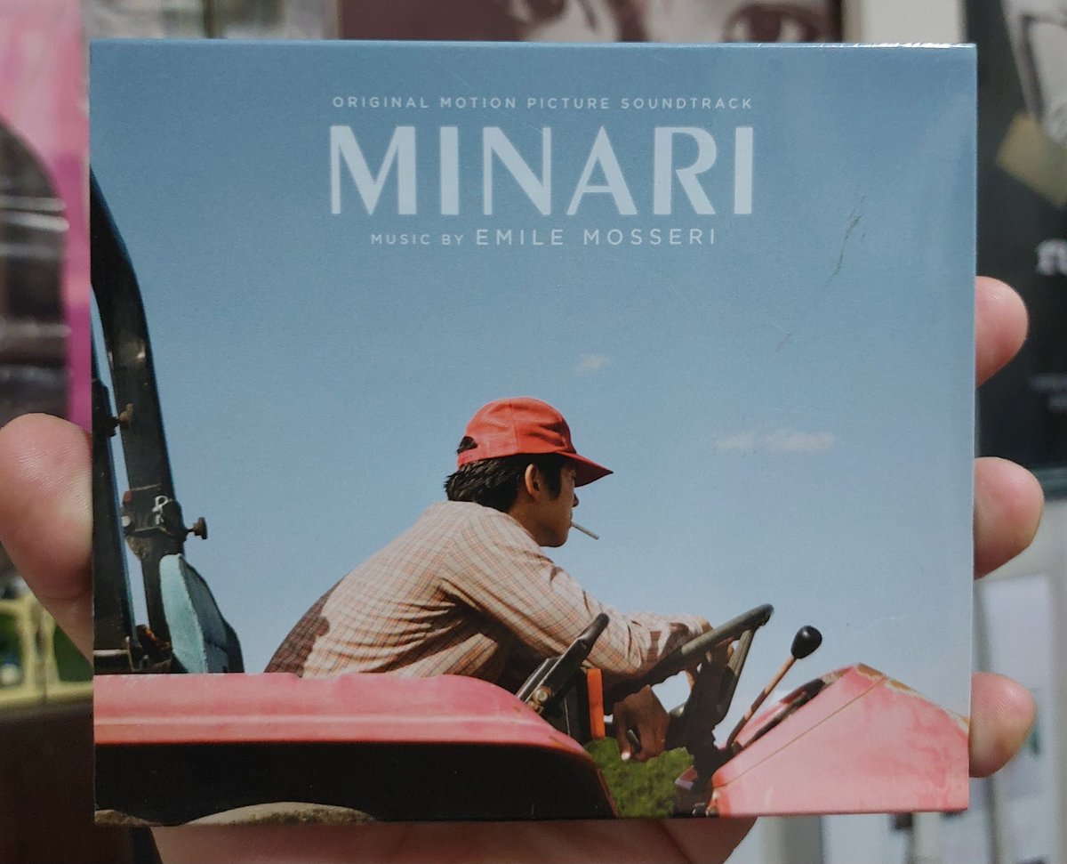byejune2046's tweet image. #미나리 음악 아주 좋습니다. 희극과 비극으로 나뉜 그런 것 말고 '삶' 으로 불리우게, 묘한 분위기로 생명력을 불어주거든요.
#minari music by #emilemosseri
