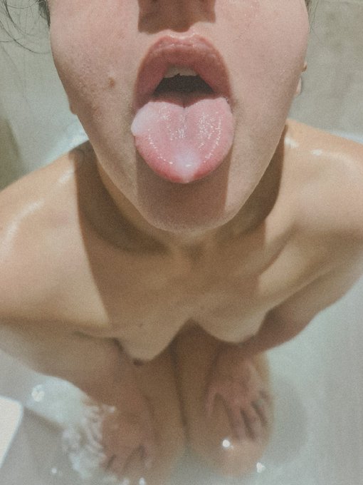 Bathtime means blowjobs in my house...the video is on my No-PPV wall right now !! https://t.co/jb76u