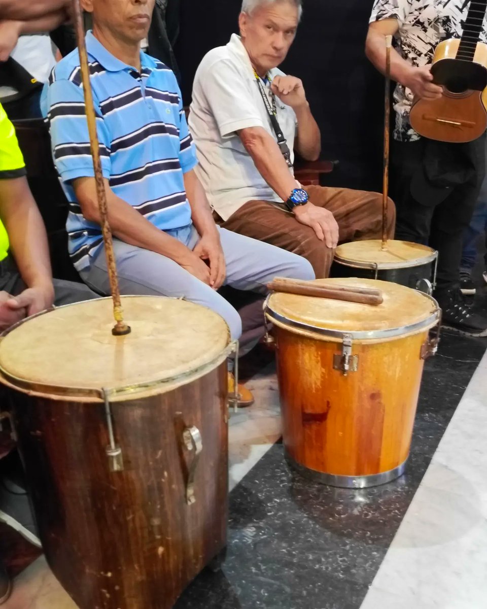 eurolobo's tweet photo. #Nov08 Al ritmo de la tambora, furro, cuatro y maracas, se realiza en La Catedral de Mérida, la Eucaristía por el Día del Gaitero en honor a los 54 años de la muerte de Ricardo Aguirre, "El Monumental" de la Gaita nacional
#Mérida
#Gaita
#Monumental https://t.co/KLqYsfmnSD