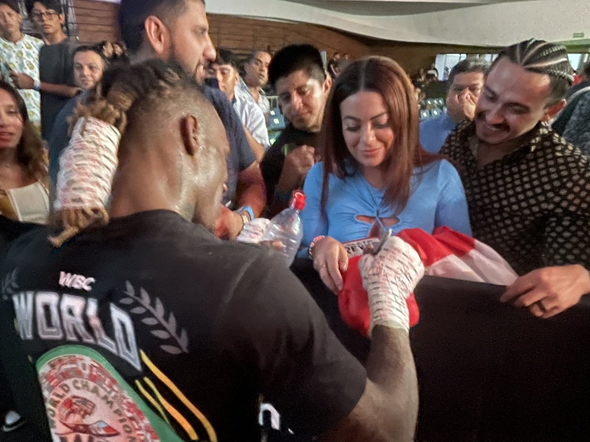 mc_inthering's tweet photo. With the #1 130 Super Featherweight @OshaquieFoster in the 🌎 after his 12th round TKO victory 👊🏽👊🏽👊🏽
Who would you like Shock to face next?
Comment below 👇🏽
#SuperFeatherweight
#OshaquieFoster
#TexasBoxing https://t.co/nHUoPnKYPB